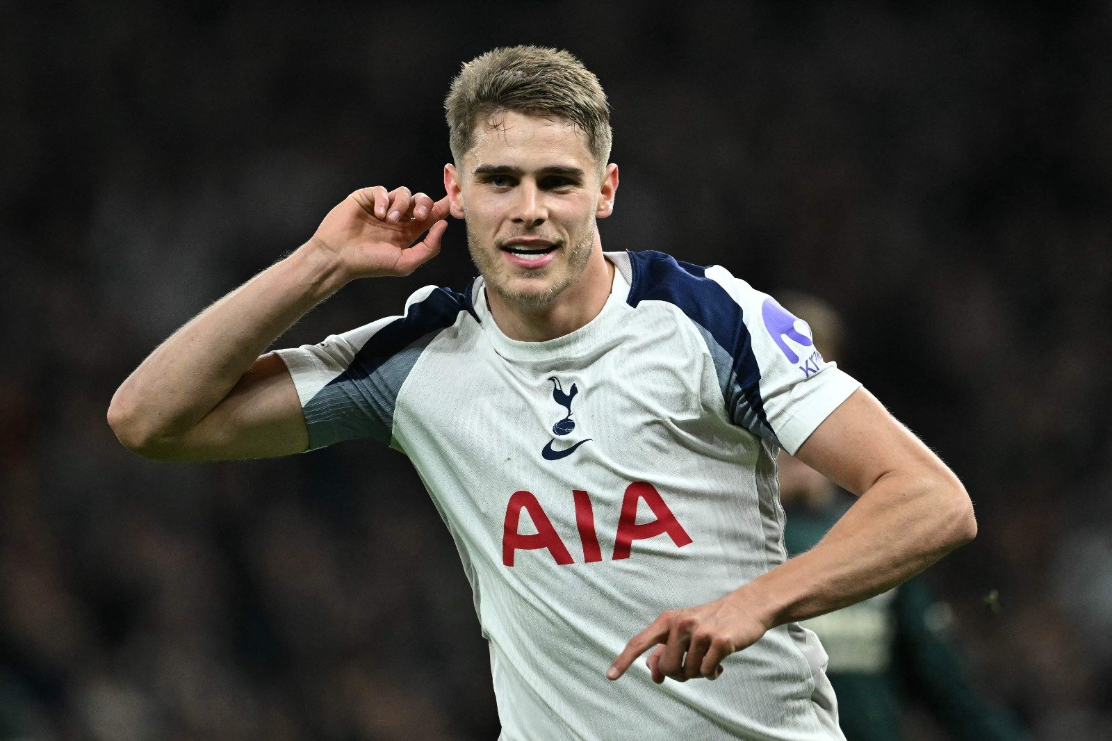 Micky van de Ven celebra gol do Tottenham (foto: Ben Stansall/AFP)