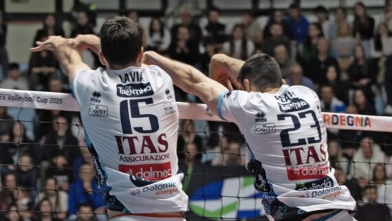 Daniele Lavia (camisa 15) durante bloqueio do Trentino em jogo (foto: Divulgação/Trentino)