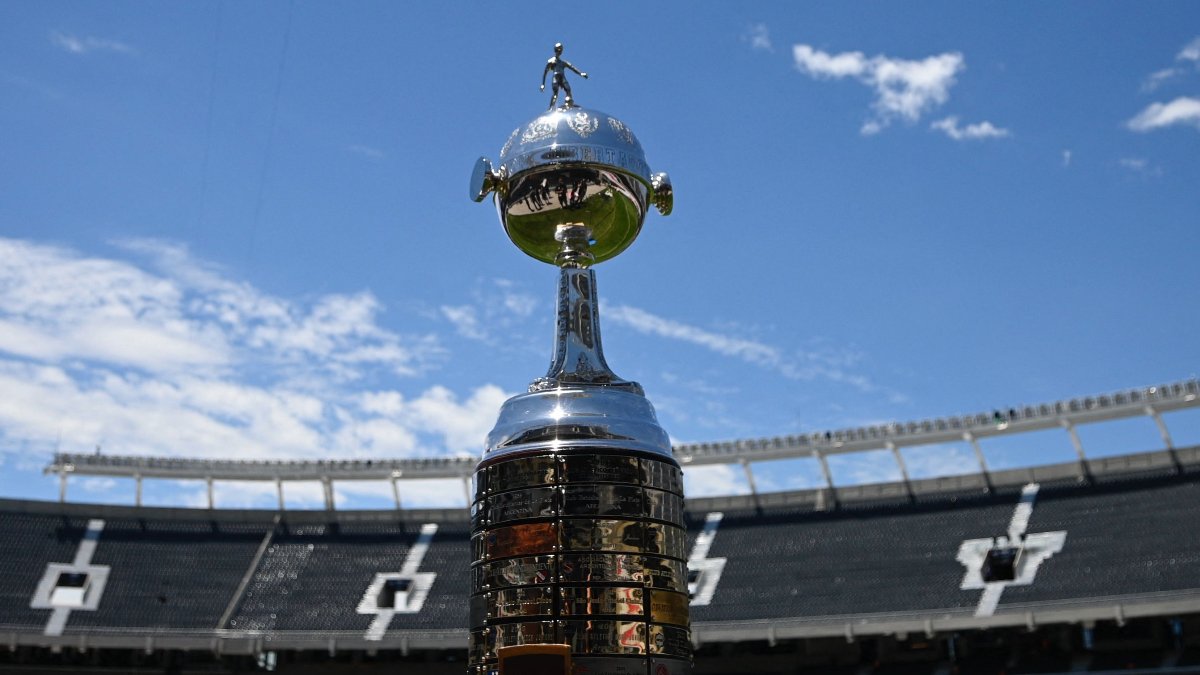 Troféu da Copa Libertadores (foto: LUIS ROBAYO/AFP - 29/11/2024)