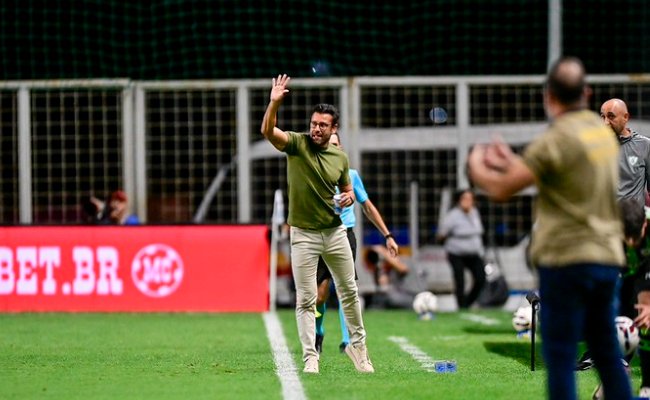 Alberto Valentim no comando do América (foto: Mourão Panda/América)