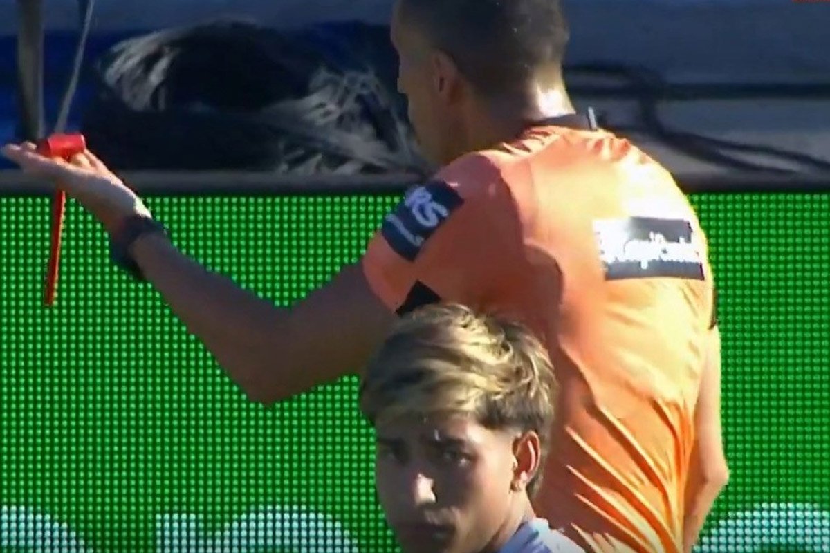 Torcedor agride árbitro com martelo em jogo do Campeonato Argentino