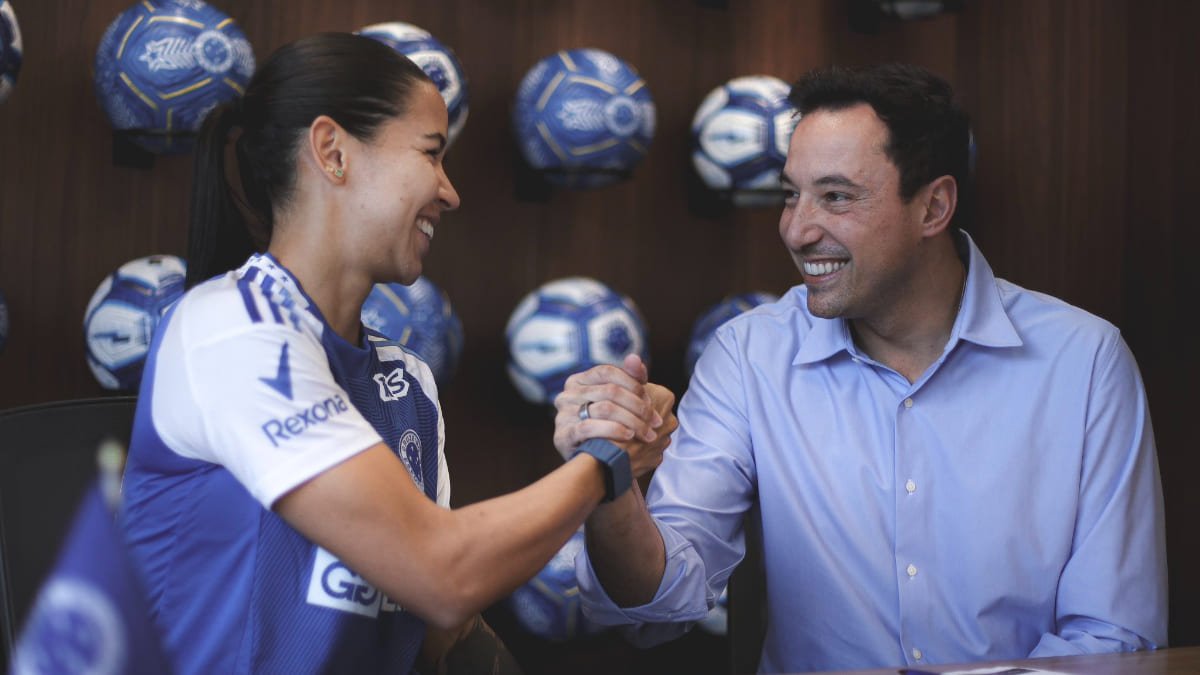 Volante Lorena Bedoya cumprimenta Pedro Junio, vice-presidente do Cruzeiro (foto: Gustavo Martins/Cruzeiro)