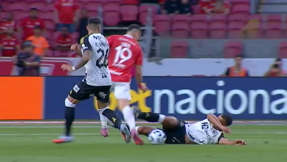 Momento em que Vitor Hugo atinge Borré durante Inter x Atlético (foto: Divulgação/CBF)