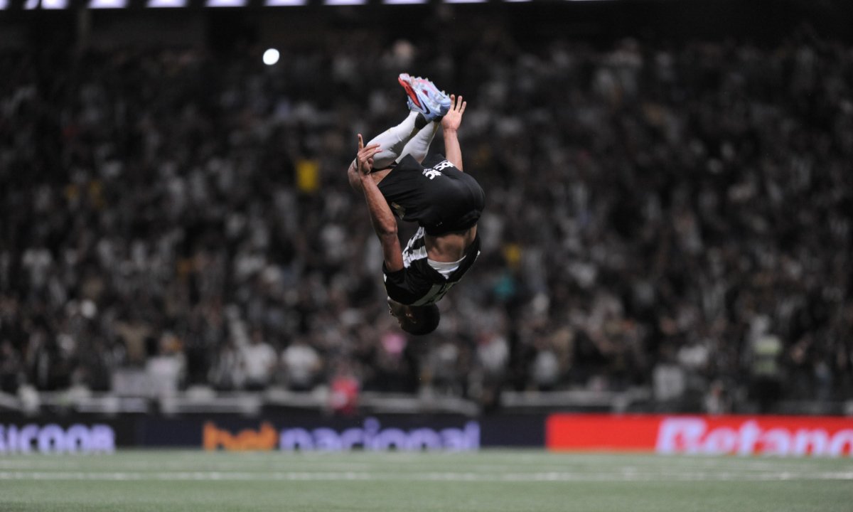 Vitor Hugo comemora gol pelo Atlético dando cambalhota (foto: Alexandre Guzanshe/EM/DA.Press)