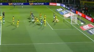 Vitor Roque fez gol de bicicleta para o Palmeiras contra o Mirassol - Crédito: 