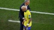 Tite cumprimenta Neymar em jogo do Brasil contra a Coreia do Sul no Mundial de 2022 (foto: GLYN KIRK/AFP)