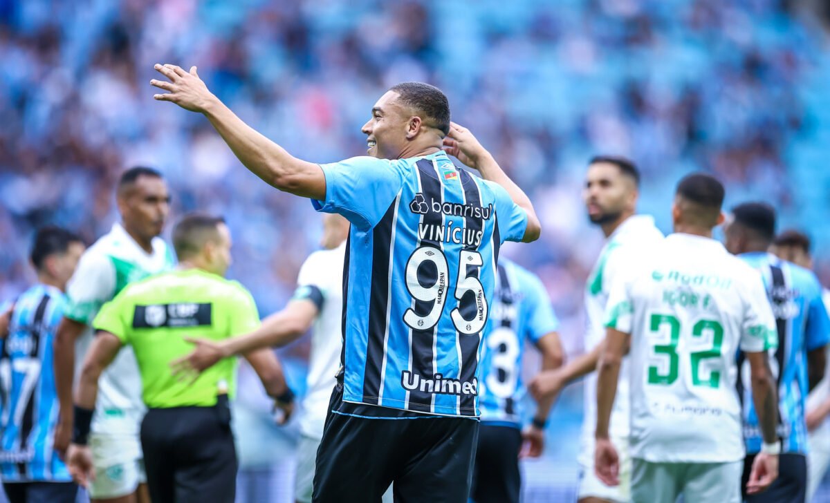 Carlos Vinícius marcou três gols na vitória do Grêmio sobre o Juventude - (foto: LUCAS UEBEL/GREMIO FBPA)