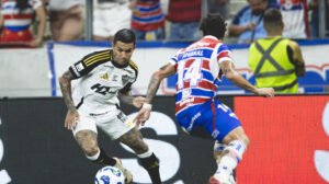 Dudu, do Atlético, em disputa com Mancuso, do Frotaleza, no Castelão - Crédito: 