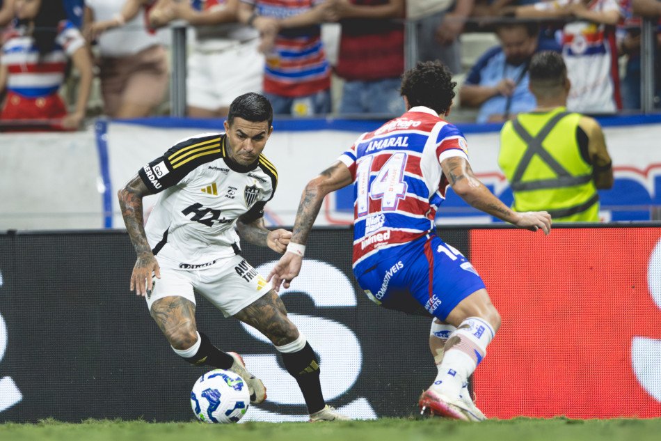Dudu, do Atlético, em disputa com Mancuso, do Frotaleza, no Castelão (foto: Pedro Souza / Atlético)