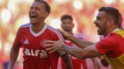 Alan Patrick comemora gol na vitória que livrou o Internacional do rebaixamento (foto: Ricardo Duarte / Internacional)