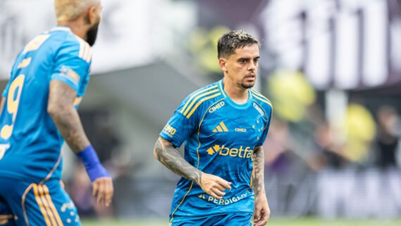 Gabigol e Fagner na derrota do Cruzeiro para o Santos, na Vila Belmiro (foto: Jhony Inácio/Cruzeiro)