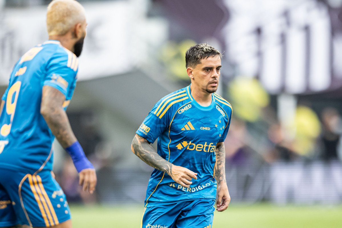 Gabigol e Fagner na derrota do Cruzeiro para o Santos, na Vila Belmiro (foto: Jhony Inácio/Cruzeiro)