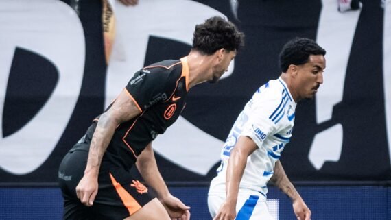 Gustavo Henrique e Christian disputando bola em Corinthians versus Cruzeiro (foto: Gustavo Aleixo/Cruzeiro)