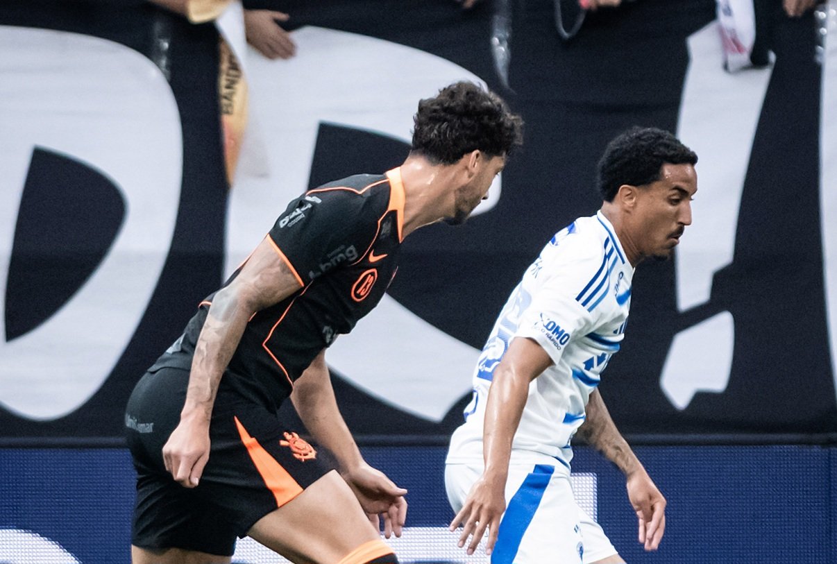 Gustavo Henrique e Christian disputando bola em Corinthians versus Cruzeiro (foto: Gustavo Aleixo/Cruzeiro)