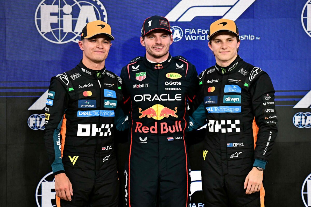 Lando Norris, Max Verstappen e Oscar Piastri estão na briga pelo título da Fórmula 1 em 2025 (foto: CACACE / POOL / AFP)