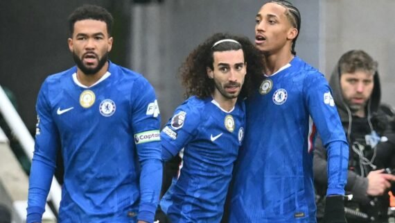 Jogadores do Chelsea comemoram gol (foto: Andy Buchanan/AFP)