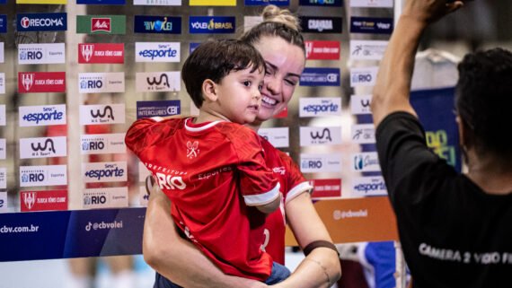 Ariele, do Tijuca, carrega o filho Hiro (foto: Thiago Mendes/Tijuca)