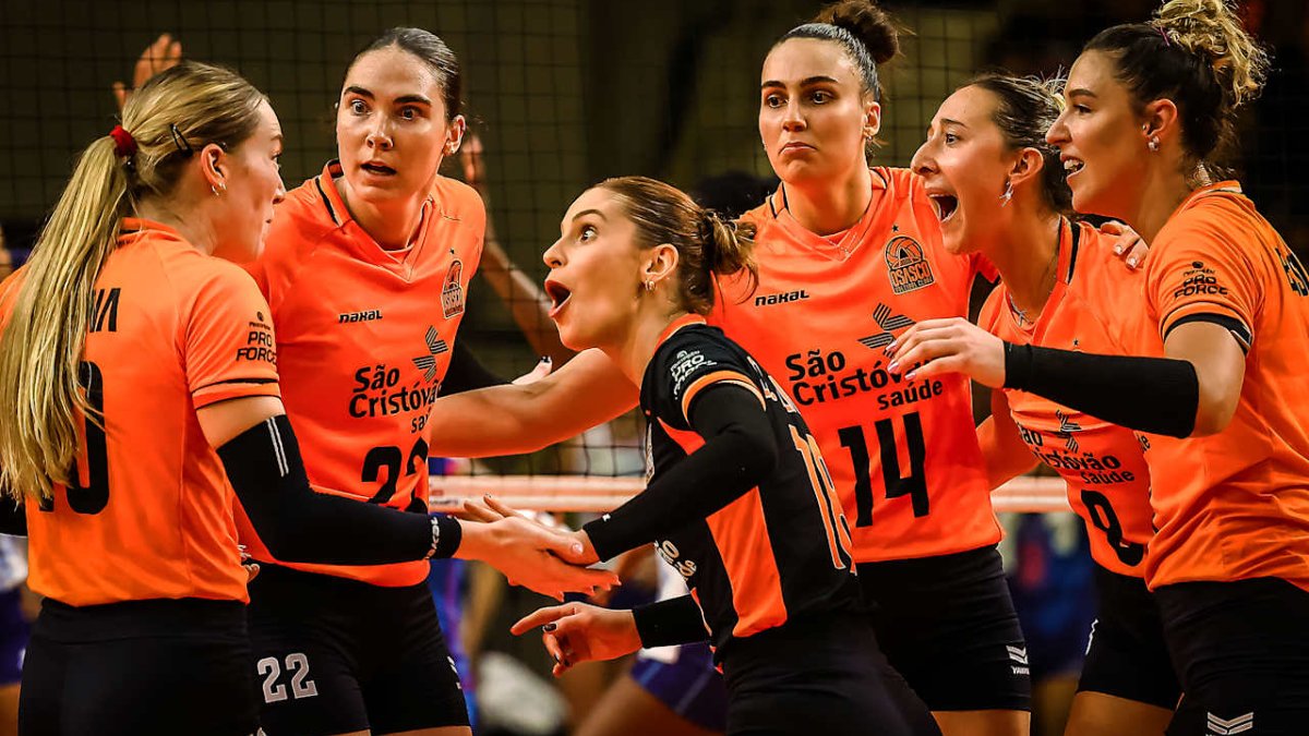 Camila Brait (ao centro) comemora ponto do Osasco no Mundial de Clubes Feminino de Vôlei (foto: Divulgação/FIVB)