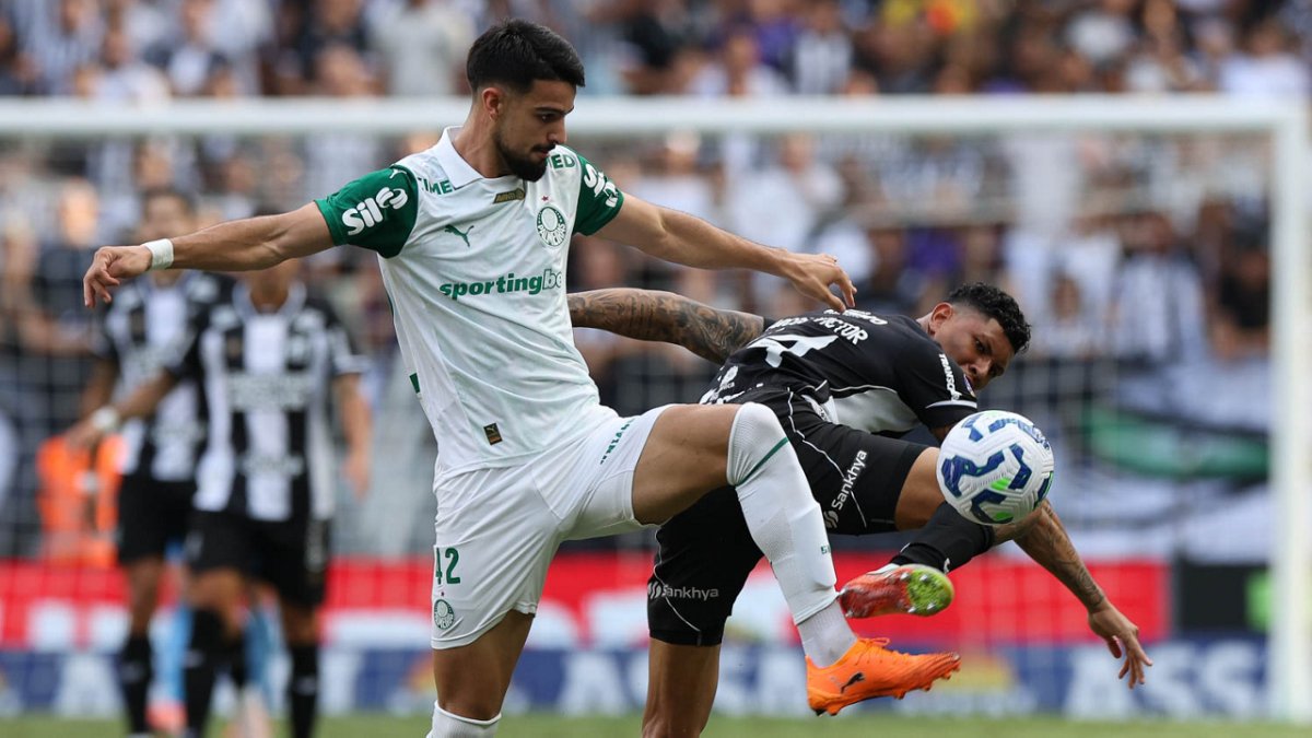 João Victor, do Ceará, divide bola com Flaco López, do Palmeiras (foto: Cesar Greco/Palmeiras/by Canon)
