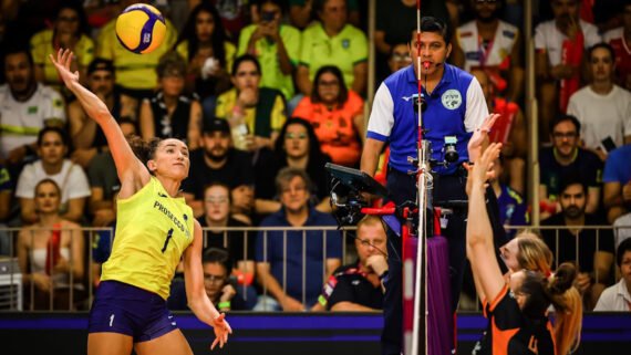 Gabi Guimarães em ação pelo Conegliano no Mundial de Clubes Feminino de Vôlei (foto: Divulgação/FIVB)