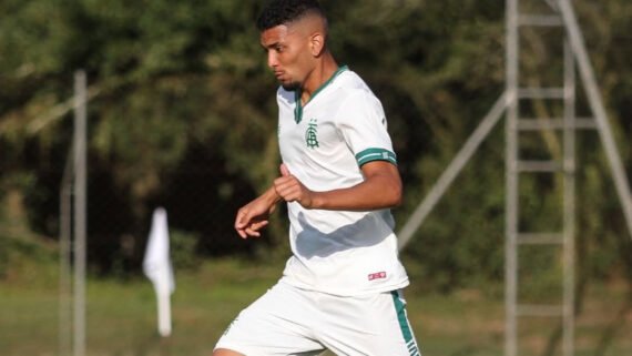 Zagueiro João Cubas em jogo das categorias de base do América (foto: Reprodução)