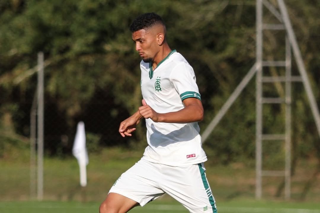 Zagueiro João Cubas em jogo das categorias de base do América (foto: Reprodução)