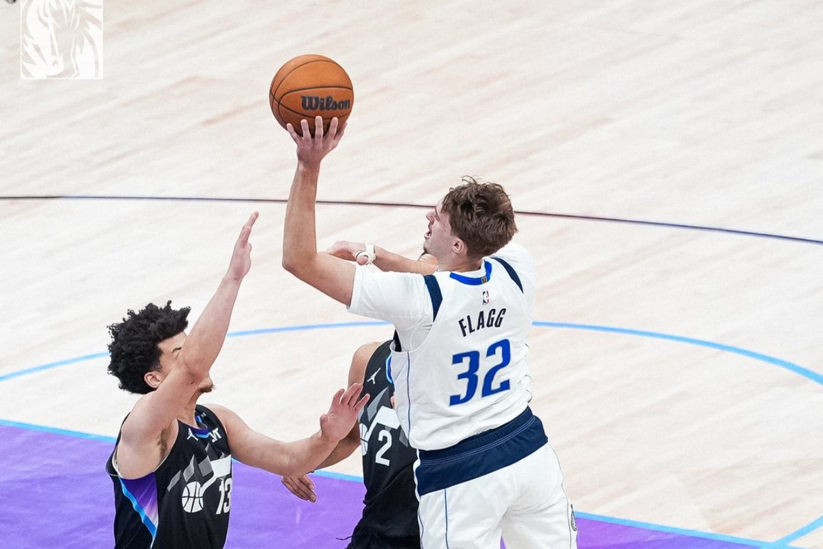 Cooper Flagg arremessando em jogo pelo Dallas (foto: Divulgação/Dallas Mavericks)