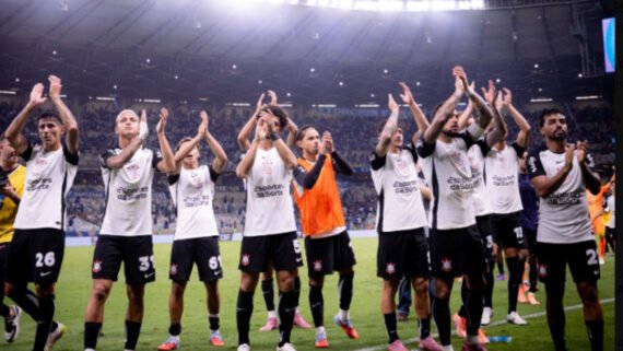 Atletas do Corinthians aplaudindo para a torcida (foto: Rodrigo Coca/Corinthians)