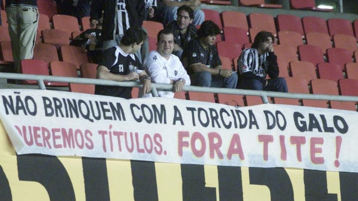 Atlético e Tite - (foto: Jorge Gontijo/Estado de Minas - 03/08/2005)