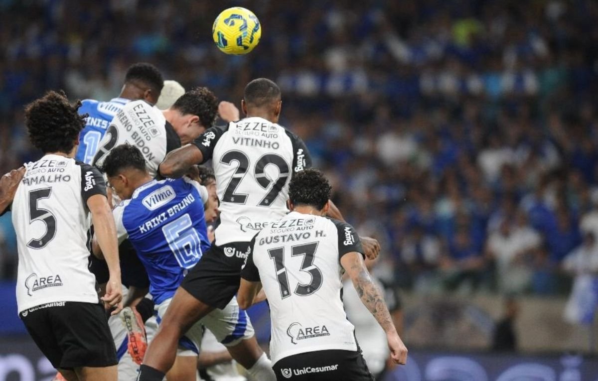 Cruzeiro e Corinthians, no Mineirão (foto: Alexandre Guzanhe/EM/D.A. Press)
