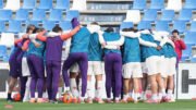 Atletas do Fiorentina se reunindo em campo (foto: Divulgação/Fiorentina)