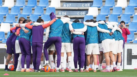 Atletas do Fiorentina se reunindo em campo (foto: Divulgação/Fiorentina)