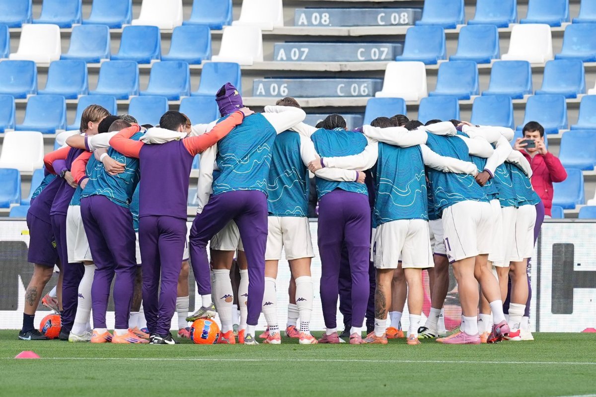 Atletas do Fiorentina se reunindo em campo (foto: Divulgação/Fiorentina)