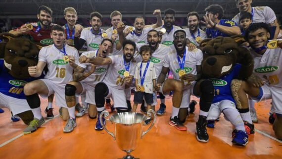 Time do Cruzeiro no após a conquista do Mundial de Clubes em 2021 (foto: Reprodução Instagram do López)