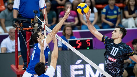 Time masculino do Cruzeiro no Mundial de Clubes de Vôlei (foto: Agência i7/ Cruzeiro)