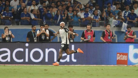 Memphis Depay após marcar gol em Cruzeiro x Corinthians pela semifinal da Copa do Brasil (foto: Alexandre Guzanshe/EM/D.A. Press)