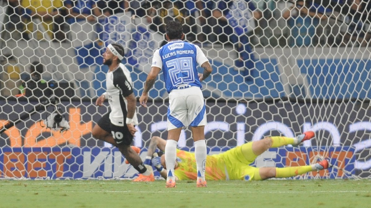 Gol de Memphis Depay sobre Cássio em Cruzeiro x Corinthians (foto: Alexandre Guzanhe/EM/D.A. Press)