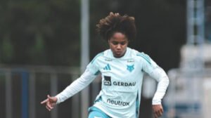 Camila Ambrózio, defensora do Cruzeiro, não permanecerá para 2026 - Crédito: 