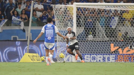 Memphis Depay após marcar gol em Cruzeiro x Corinthians pela semifinal da Copa do Brasil (foto: Alexandre Guzanshe/EM/D.A. Press)