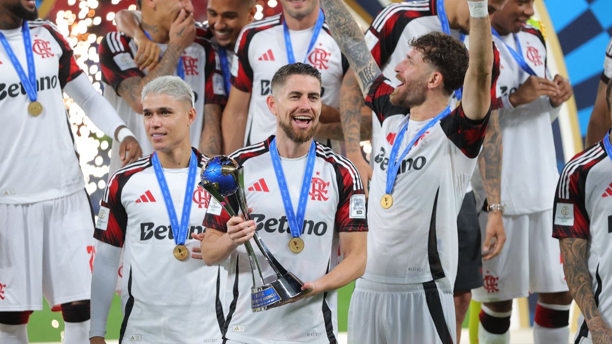 Jorginho, volante do Flamengo, com a taça do Dérbi das Américas, quartas de final do Intercontinental (foto: Karim JAAFAR / AFP)
