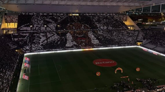 Torcida do Corinthians fez mosaico na final da Copa do Brasil (foto: Alexandre Kocinas / Corinthians)