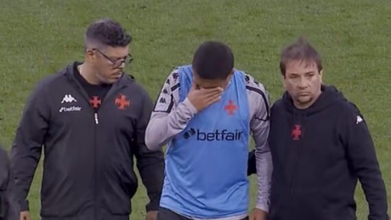 Matheus Carvalho deixou o gramado acompanhado por membros da comissão técnica do Vasco (foto: Reprodução/Globo)
