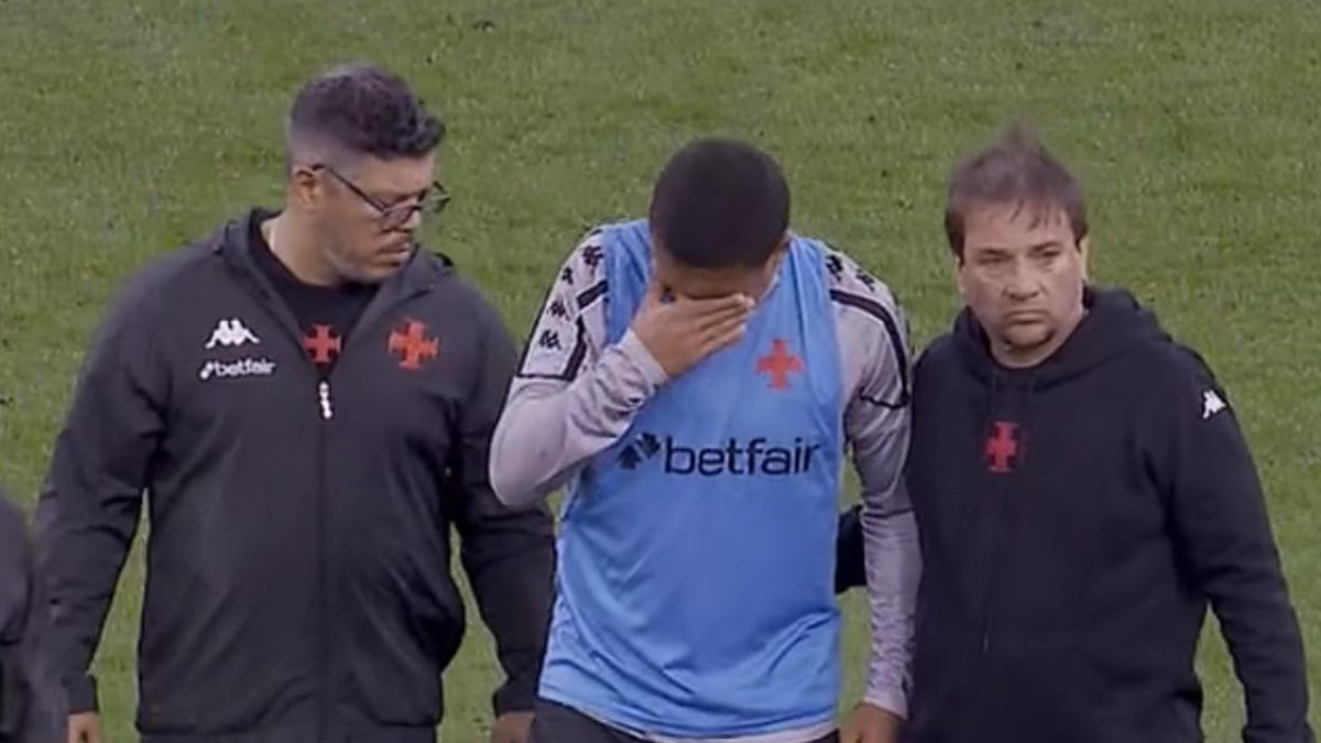 Matheus Carvalho deixou o gramado acompanhado por membros da comissão técnica do Vasco (foto: Reprodução/Globo)