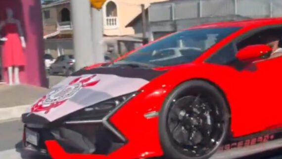 Yuri Alberto desfila com bandeira do Corinthians em carro (foto: Reprodução)