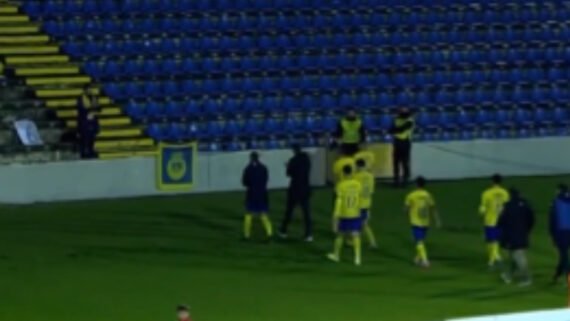 Jogadores do Arouca foram aplaudir torcedor solitário ao fim da partida (foto: Reprodução)