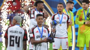 Bruno Henrique, atacante do Flamengo, com a taça do Dérbi das Américas, quartas de final do Intercontinental - Crédito: 