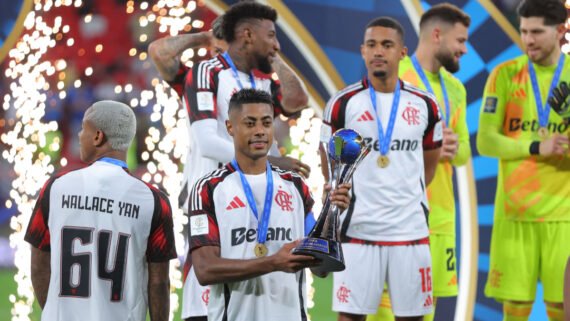 Bruno Henrique, atacante do Flamengo, com a taça do Dérbi das Américas, quartas de final do Intercontinental (foto: Karim JAAFAR / AFP)