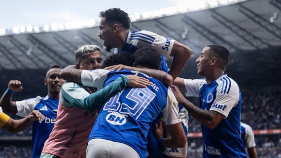 Eduardo comemorando gol pelo Cruzeiro (foto: Gustavo Aleixo / Cruzeiro)