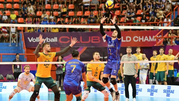 Duelo entre Campinas e Warta Zawiercie pelo Mundial de Clubes Masculino de Vôlei (foto: João Pires/Fotojump)
