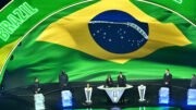 Sorteio da Copa do Mundo de 2026 com a bandeira do Brasil (foto: Roberto SCHMIDT / AFP)